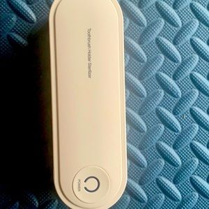 Uvc toothbrush cleaner